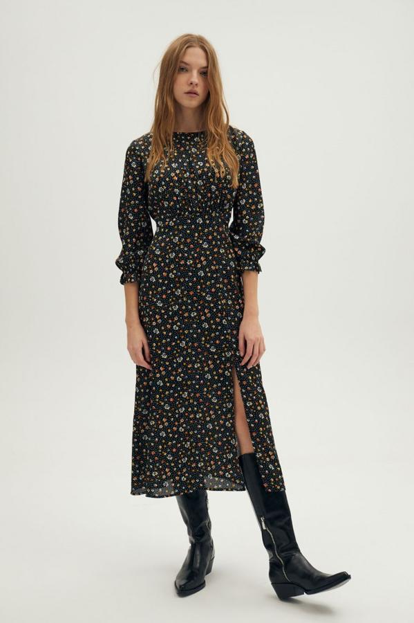 Vestido negro de manga francesa, largo midi y con estampado de flores de Sfera (19,99 euros)