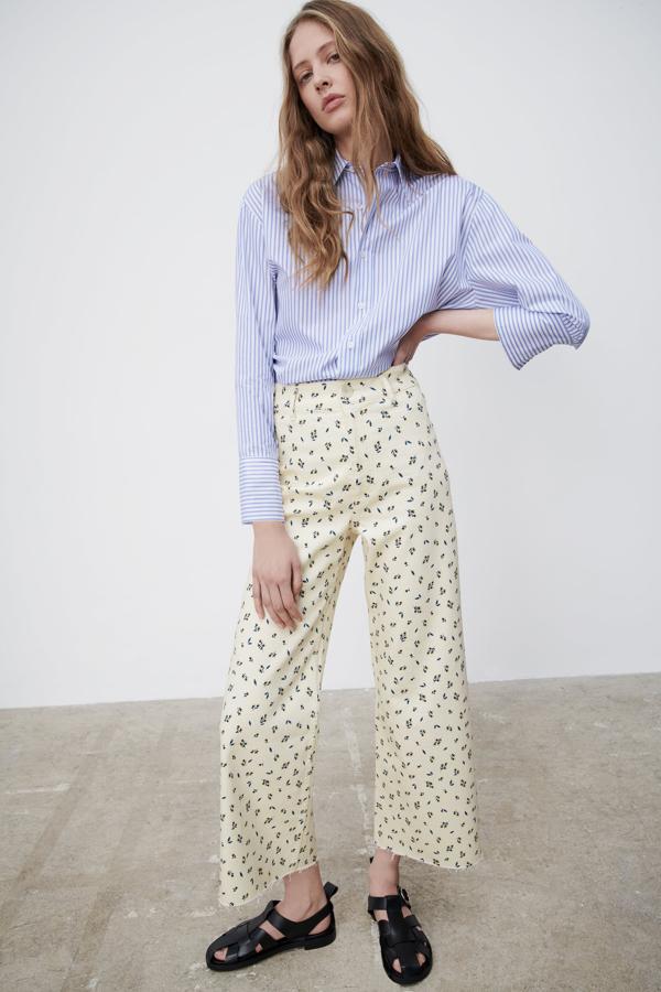 Pantalón estilo "marine" con estampado de flores de la nueva colección de Zara (29,99 euros)