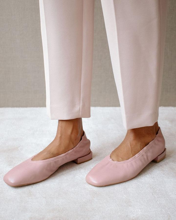 Bailarinas Alohas de piel flexible en rosa empolvado: 130 euros. Disponible on demand.