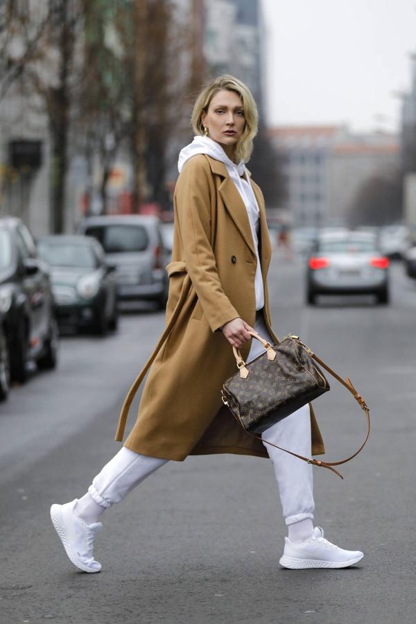 Apostando por la neutralidad, el camel se funde a la perfección con el blanco impoluto, haciendo que la inspiración deportiva se convierta en una pieza esencial de este look.