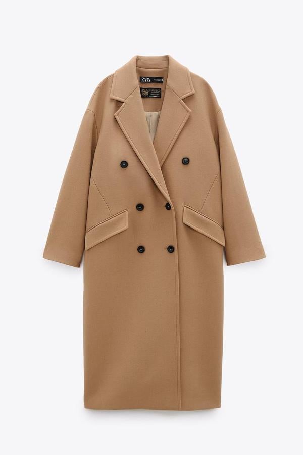Abrigo recto con doble botonadura, de Zara (99,95 €).