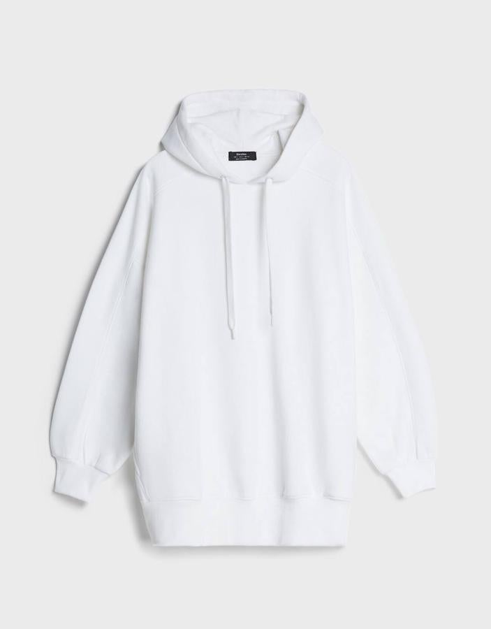 Sudadera de algodón con capucha, de Bershka (19,99 €).
