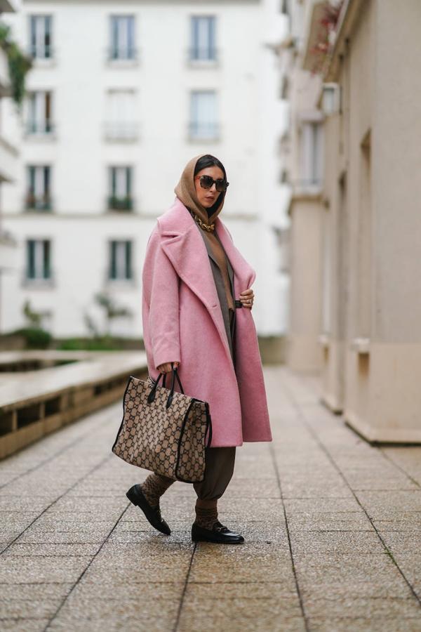 Los colores pastel son la clave de una combinación en la que el maxiabrigo es el contrapunto de elegancia para un look urbano y casual.