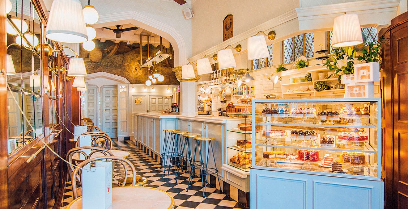 Alain y Natalia traen cada día al Casco Viejo de Bilbao una combinación infalible y única: delicada repostería artesana belga, las más creativas y coloridas cupcakes y una carta de salados platos healthy caseros en la que los sandwiches (sobre todo el de pollo al curry) gritan cómeme. (mamiloucupcake.com).