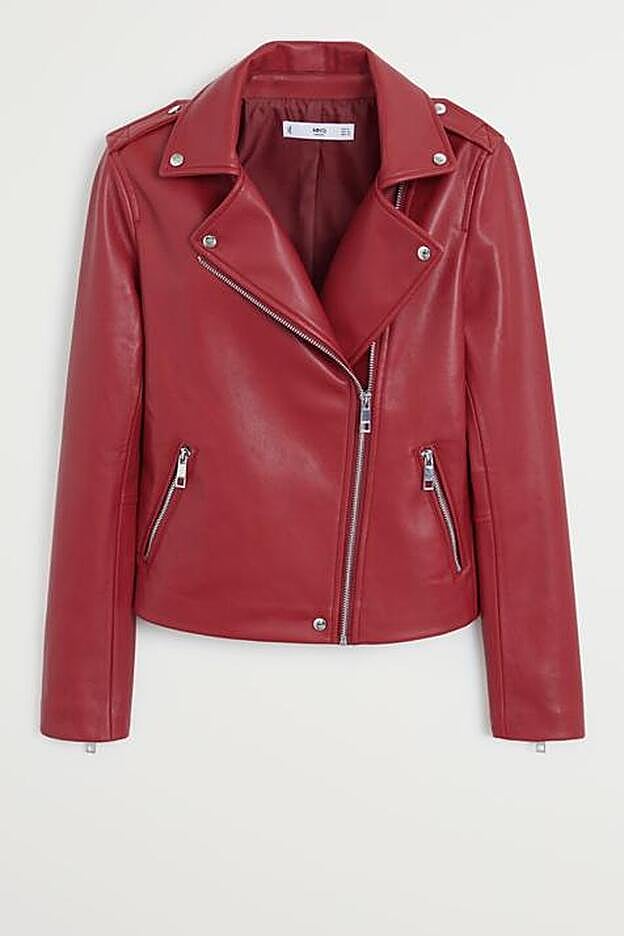 Con un favorecedor color rojo, esta biker con cremalleras será la protagonista de tus estilismos y podrás lucirla durante todo el año.