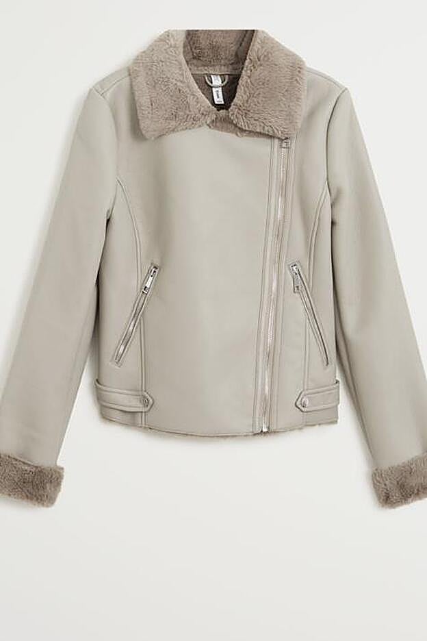 Estilosa y de lo más versátil, esta cazadora ha llegado a las rebajas con un precio increíble.