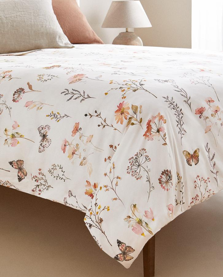En color blanco con estampado de flores y mariposas, esta funda nórdica en algodón percal de 200 hilos tiene un precio rebajado de 29,99 euros.