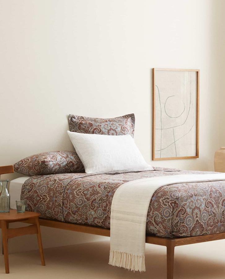 Esta funda nórdica de algodón satén de 300 hilos con estampado paisley cuenta con cierre mediante botones ocultos en la parte inferior y su precio está entre los 29,99 euros y los 49,99 euros dependiendo del tamaño.