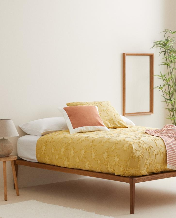 En color amarillo, esta funda nórdica de algodón con jacquard de siluetas de palmeras cuenta con cierre de botones ocultos en la parte inferior y tiene un precio rebajado de 29,99 euros.