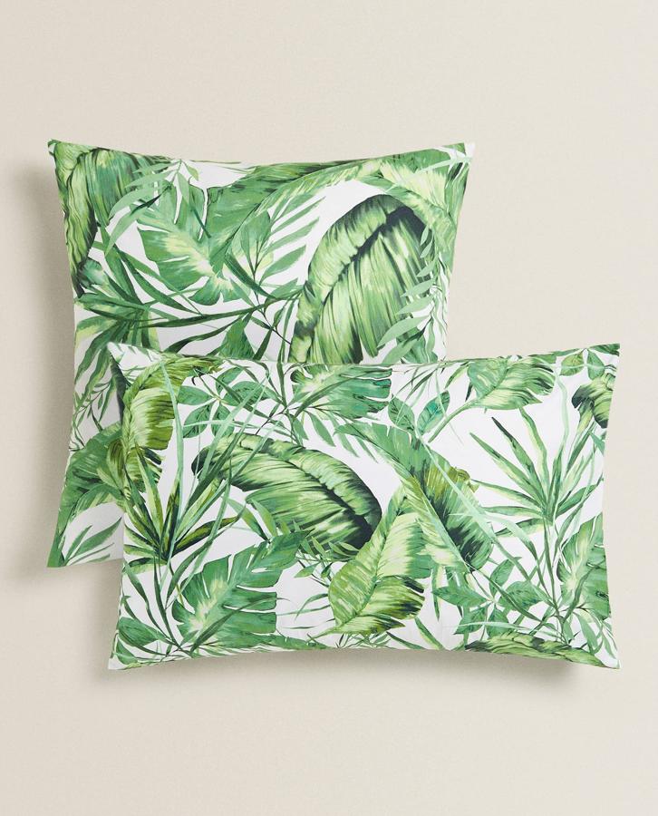 Disponible en varios tamaños, esta funda de almohada de algodón percal de 200 hilos en color blanco con estampado de hojas grandes en color verde tiene un precio de 12,99 euros.