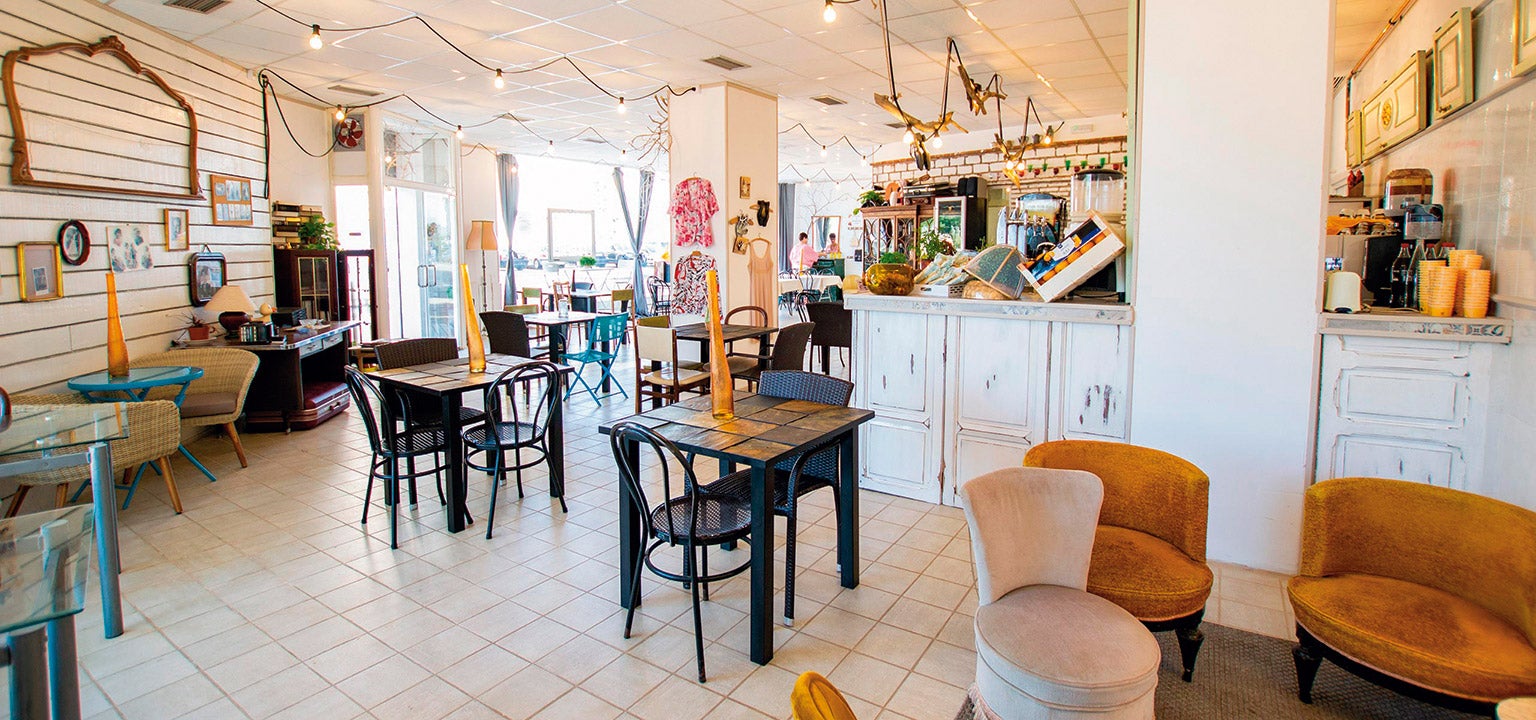 Este local es tan divertido y excéntrico como su nombre sugiere: Loca como mi madre. Gastrobar casero, sala de juegos, heladería... Todo sucede aquí. (locacomomimadre.com).