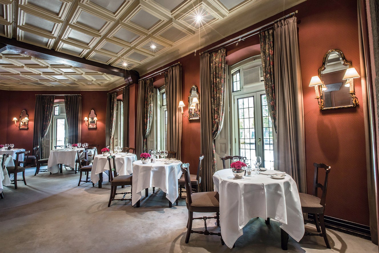 Horcher, casi octogenario, se adapta a los nuevos horarios con propuestas como su huevo poché sobre Kartoffelpuffer (perfecto para el final de la tarde o como primer plato de la cena) o su especialidad de enero, el consomé don Víctor. (restaurantehorcher.com).