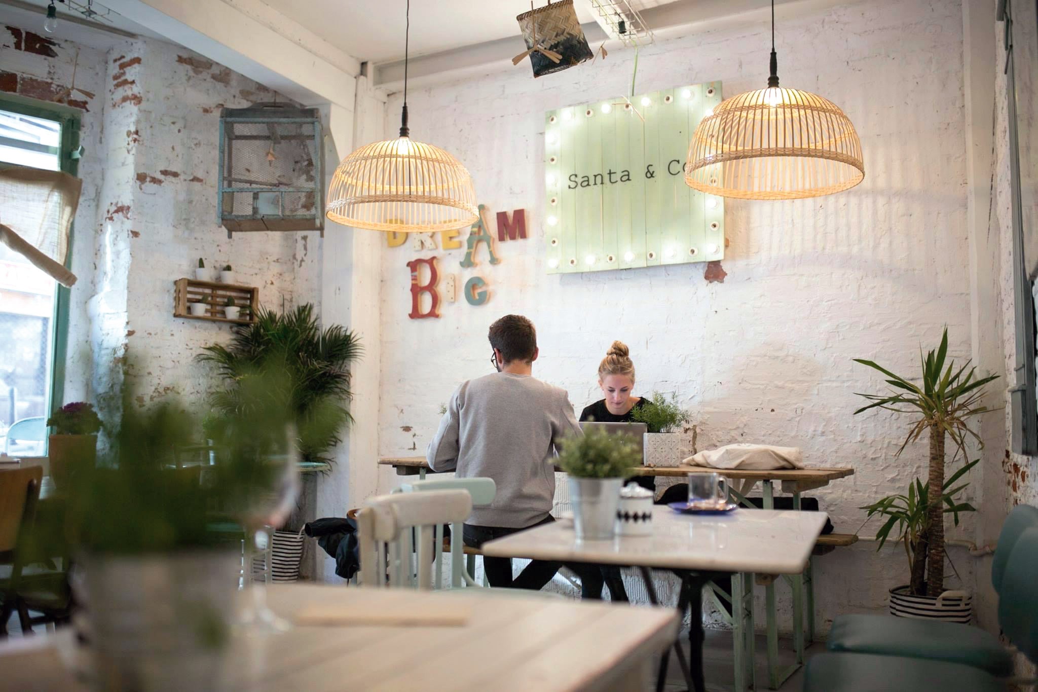 Romperás Instagram pero también la dieta en Santa & Co, el espacio más cuqui de Santander: tartas artesanas hechas a diario, cafés orgánicos, smoothies y platos salados, en un espacio entre nórdico y shabbychic. (santayco.com).