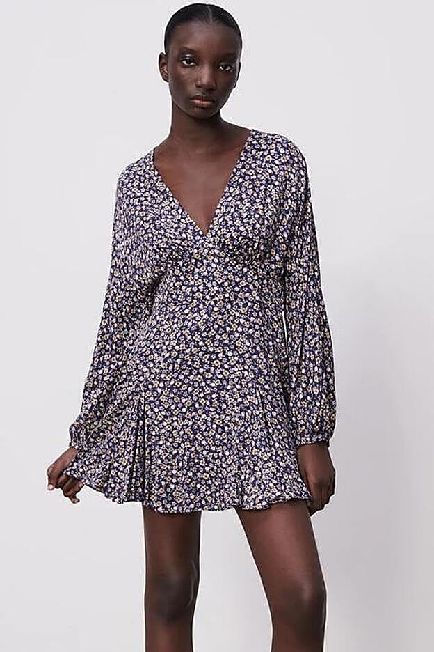 De corte evasé y con mucho volumen, este cómodo vestido nos acompañará en mucho de nuestros estilismos.