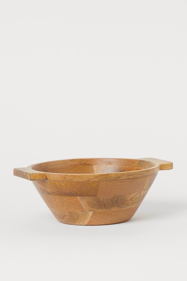 Este bol en madera de mango con asa cuenta con una altura de 8,2 centímetros y un diámetro de 21. Tiene un precio de 19,99 euros.