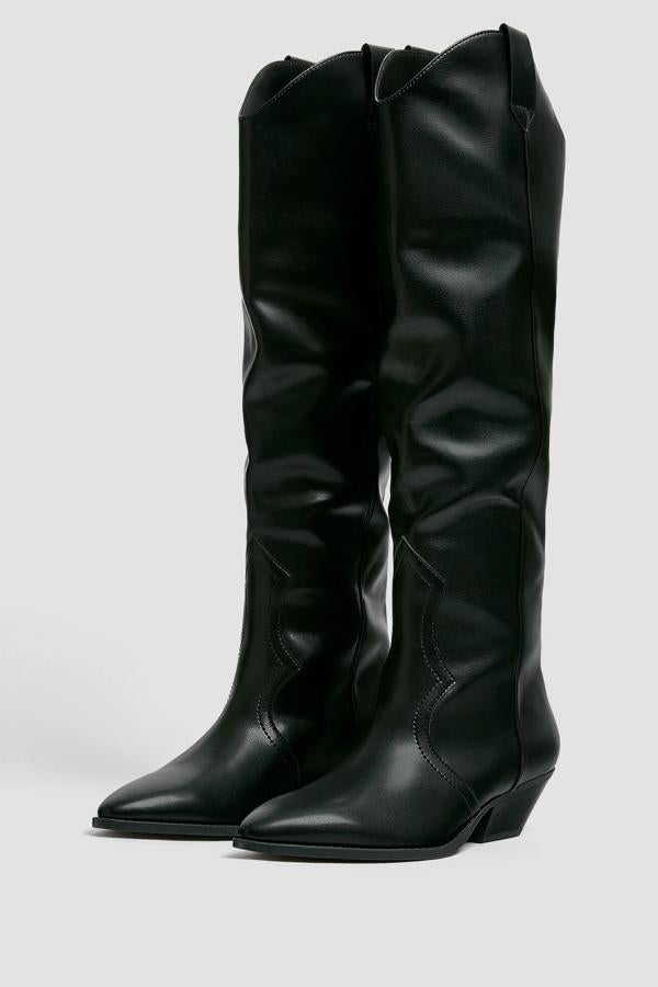 Contra todo pronóstico, esta bota estilo cowboy con caña alta acabado en punta y tacón de cinco centímetros tiene un precio de 19,99 euros.