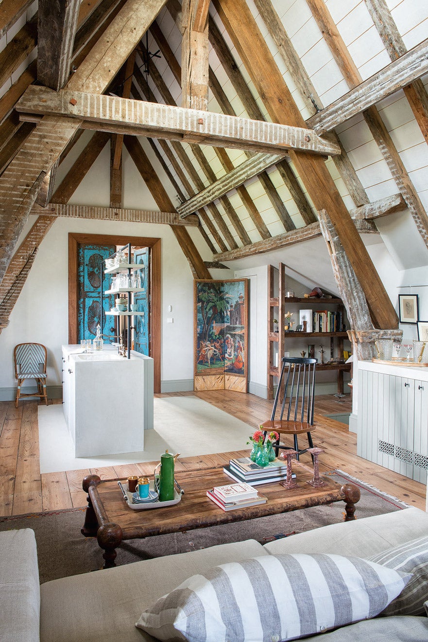 Antiguo desván con la estructura del tejado al descubierto.