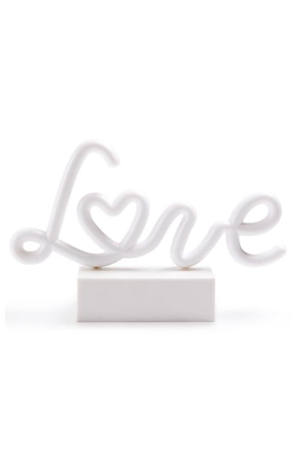 Neón con la palabra 'Love' (7 euros en Primark Home).