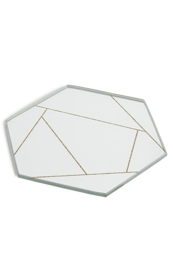 Original plato de espejo con forma de hexágono (1.50 euros).