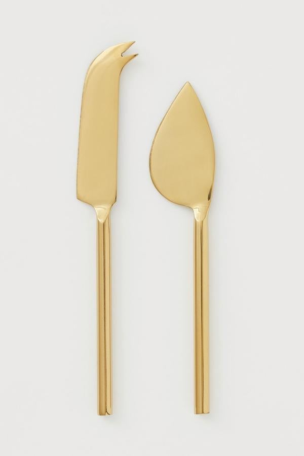 En color dorado, este pack de dos cuchillos de queso en acero inoxidable tiene un precio de 12,99 euros.
