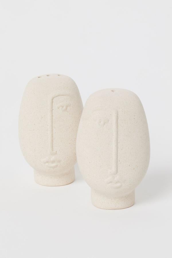 Este set de salero y pimentero de cerámica con motivo de cara en color beige tiene una altura aproximada de seis centímetros y un precio de 12,99 euros.