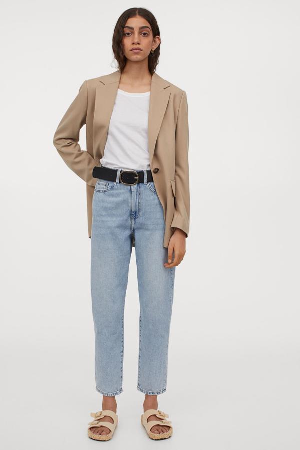 De venta exclusiva en la web de H&M, estos vaqueros en azul denim pálido son de corte holgado con talle extraalto, perneras rectas ajustadas en el bajo y están confeccionados en algodón reciclado. Cuestan 19,99 euros y están disponibles entre las tallas 32 y 50.