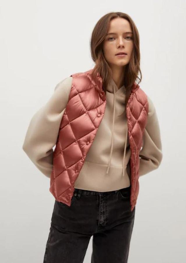 Chaleco con botones en rosa satinado, de Mango (25,99 euros).
