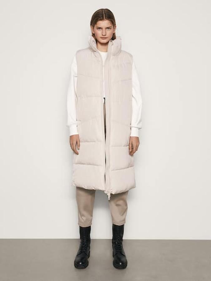 Chaleco largo acolchado en color crudo, de Massimo Dutti (89,95 euros).