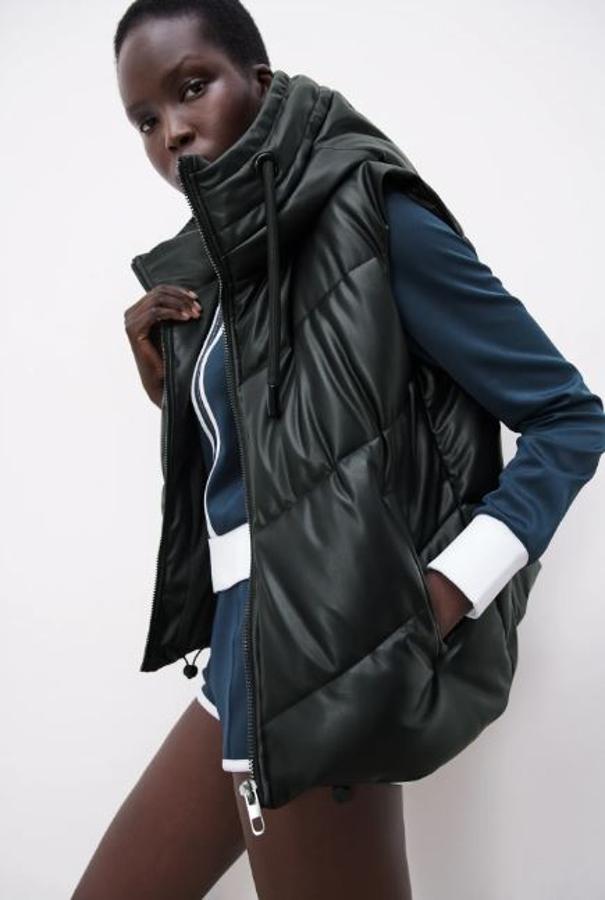 Chaleco negro con capucha efecto piel, de Zara (39,95 euros).