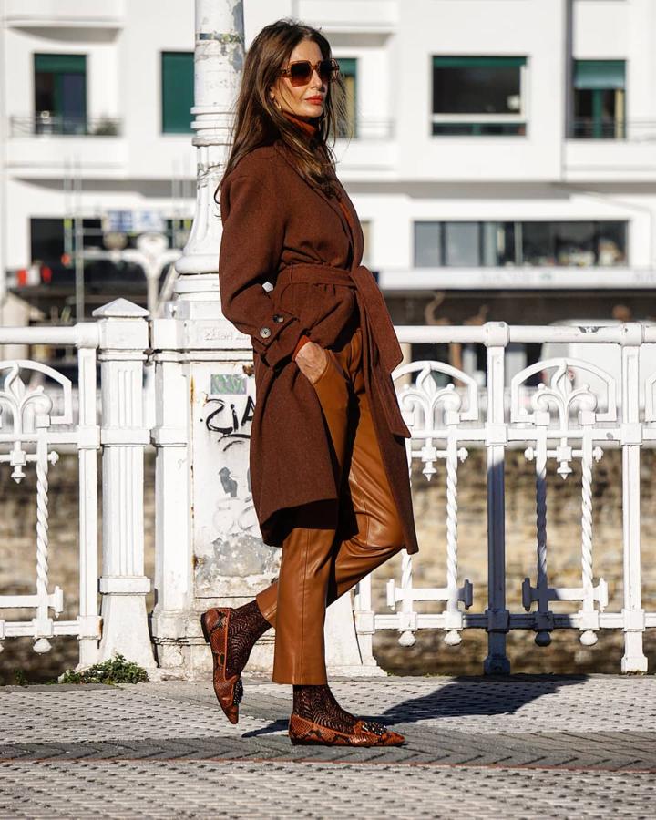 Solo necesitas unos pantalones efecto piel como estos de Mango y añadir un abrigo largo como este de Stradivarius para ir tan ideal como Pilar De Arce. Ella ha triunfado también al combinar este look con mocasines. ¡Bravo!
