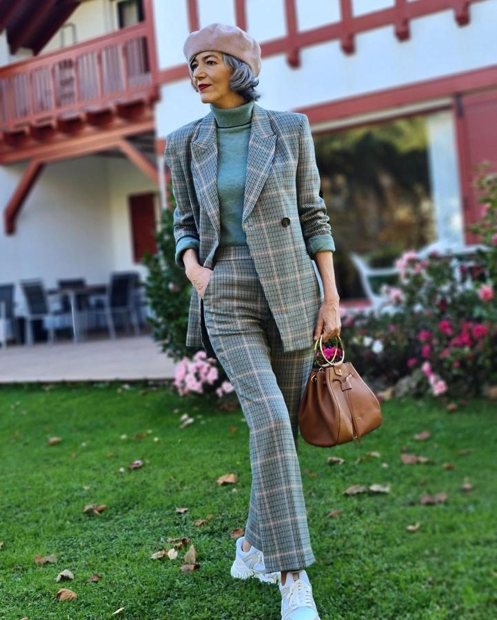 Perfecto para tu día a día, perfecto para trabajar, ¡genial para todo! Carmen Gimeno propone este traje de Sfera de cuadros que combina con jersey y zapatillas blancas.