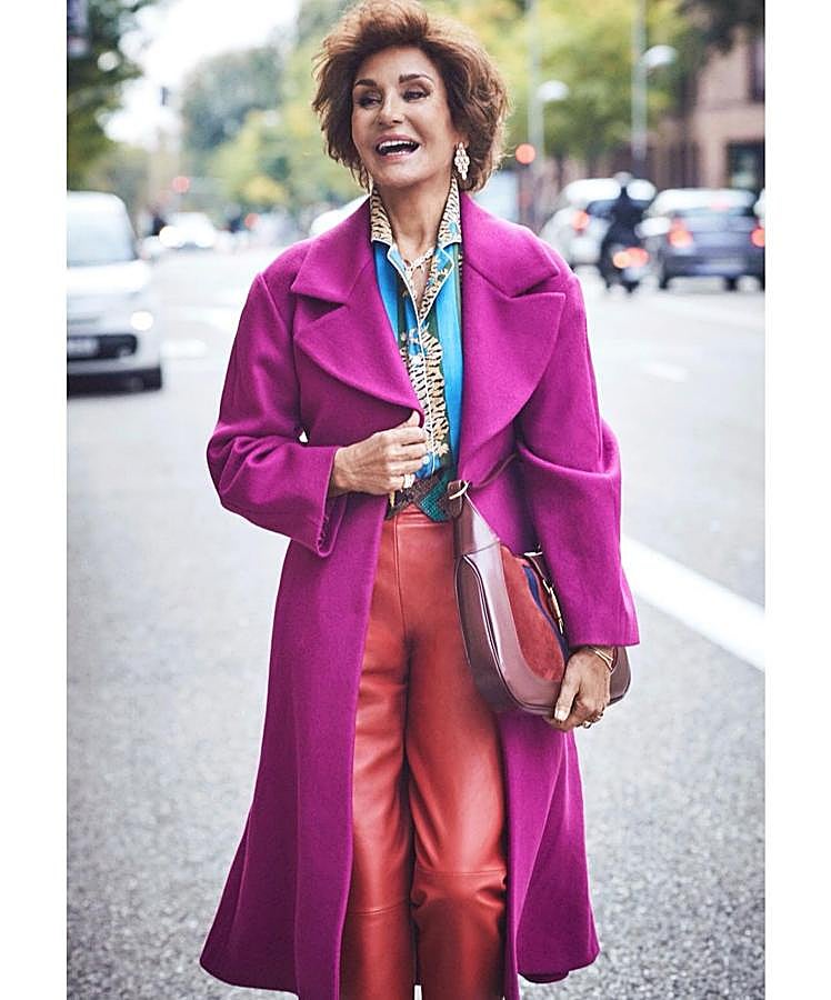 La mezcla de colores fuertes sigue estando de rabiosa actualidad y es una forma maravillosa de rejuvenecer nuestro look, como hace en este caso Naty Abscal.