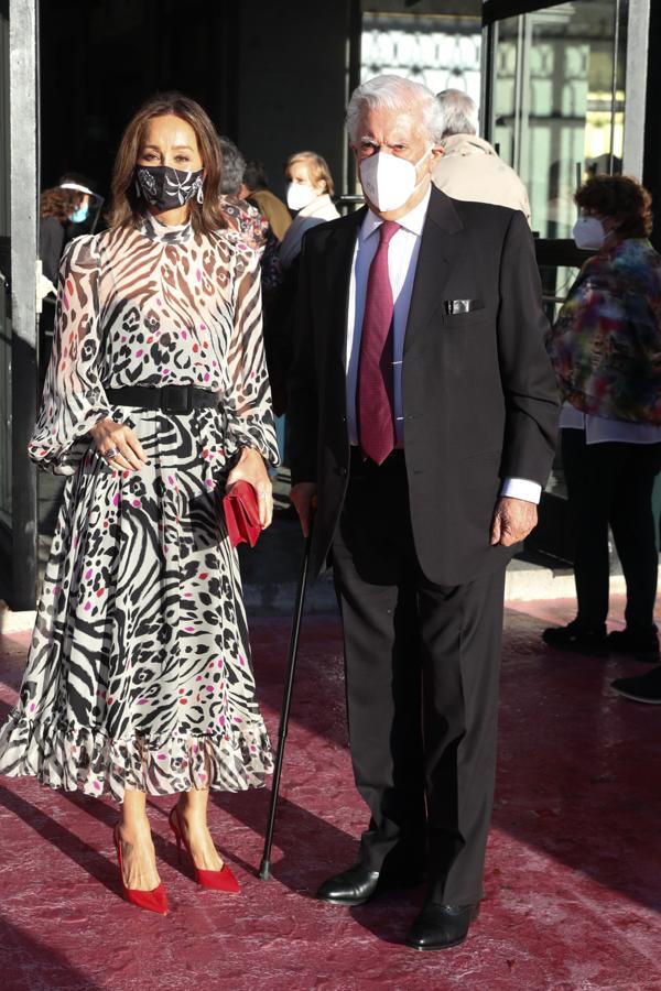 Isabel Preysler demuestra que los estampados más atrevidos no entienden de edad. Ella, además, combina su vestido 'animal print' de cebra (pura tendencia) con complementos en color rojo.