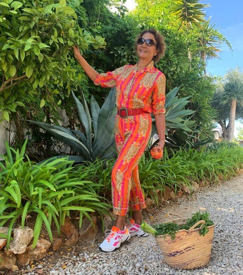 Naty Abscal apuesta por el color con un llamativo look con un conjunto Wafflie Wear al que, además, añade unas zapatillas de Nike.