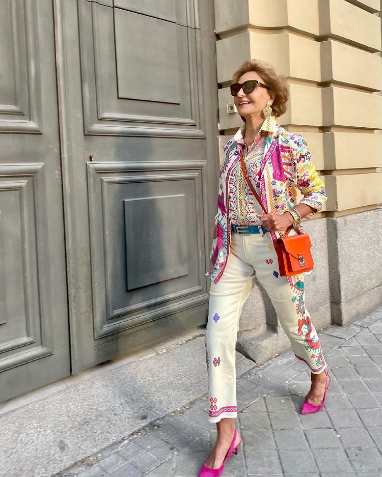 Esta primavera, el color es el protagonista , y Naty Abascal lo sabe. La 'socialité' no duda en apostar por atrevidos estilismos en los que los tonos vivos y la mezcla de estampados son los protagonistas.