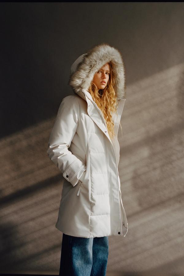 Esta parka acolchada en color blanco con maxi capucha de pelo pasa de 99-95 a 49.99 euros en los Special Prices de Zara.