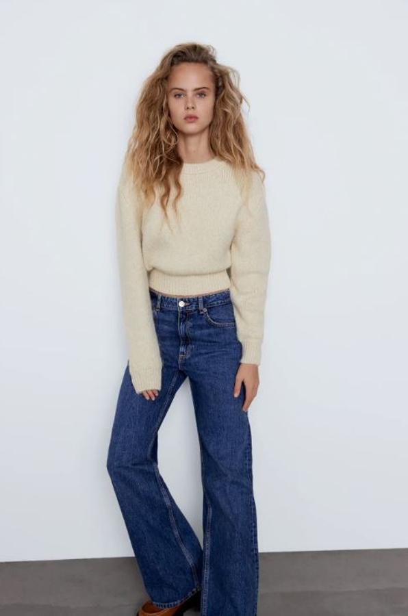 Este jersey cropped en color crudo pasa de 22.095 a 1299 euros en los Special Prices de Zara.