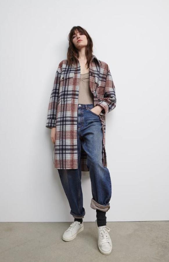 Este maxi abrigo tipo sobre camisa con estampado de cuadros en azul y granate pasa de 49.95 a 25.95 euros en los Special Prices de Zara.