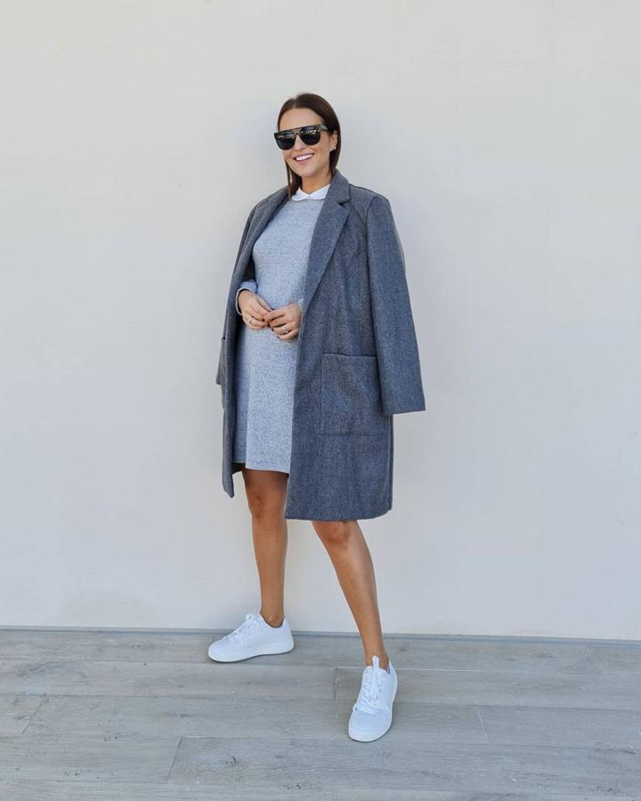 También en gris, pero en este caso en un tono antracita, este chaquetón con grandes bolsillos de  Paula Echevarría es de Lefties .