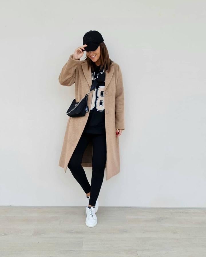 Si hay un abrigo que todas deberíamos tener en nuestro fondo de armario es uno cámel de silueta masculina como este de Mango de Paula Echevarría.