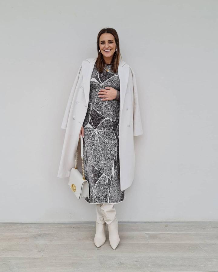 Este abrigo blanco roto súper elegante de Paula Echevarría podría ser de una firma de lujo, pero en realidad es de Primark y cuesta 40 euros. Sí, como lo lees...