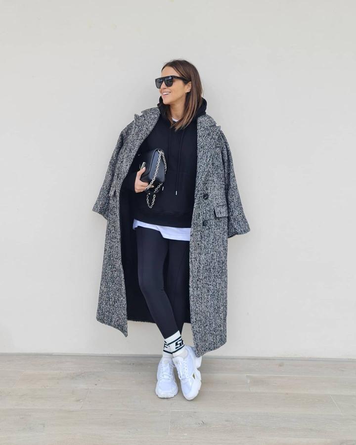 Este mai abrigo de silueta oversize y estilo masculino en gris jaspeado es de H&M.