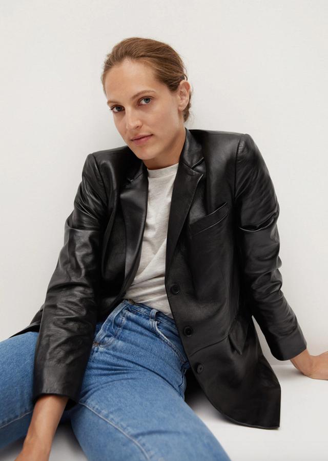 Confeccionada en piel, con diseño estructurado recto, cuello de solapa, hombreras y costuras decorativas, esta americana negra de mangas largas con puños abotonados tiene un precio de 199,99 euros y está disponible entre las tallas XS y L.