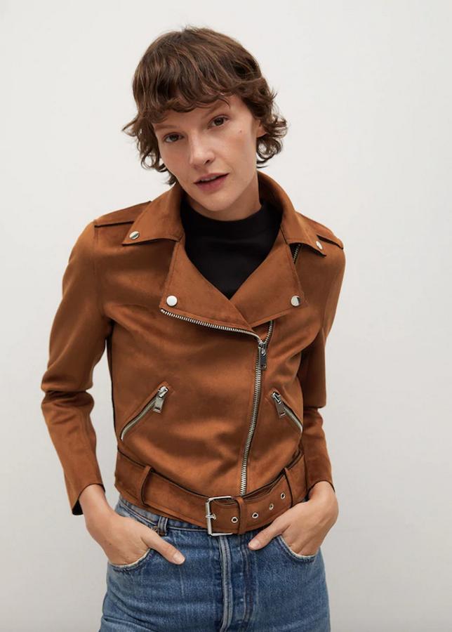 En marrón claro y efecto ante, esta cazadora biker de diseño recto con cuello de pico con solapas y muesca, cierre de cremallera metalizada, al igual que los bolsillos laterales, está disponible en las tallas S, M y L. Cuesta 49,99 euros.