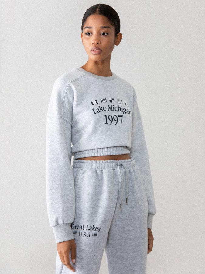 Con goma elástica en la cintura y confeccionada en tejido suave y elástico, esta sudadera cropped de Lefties en gris vigoré con estampado de texto a contraste en gris vigoré está disponible entre las tallas S y XL por 9,99 euros.