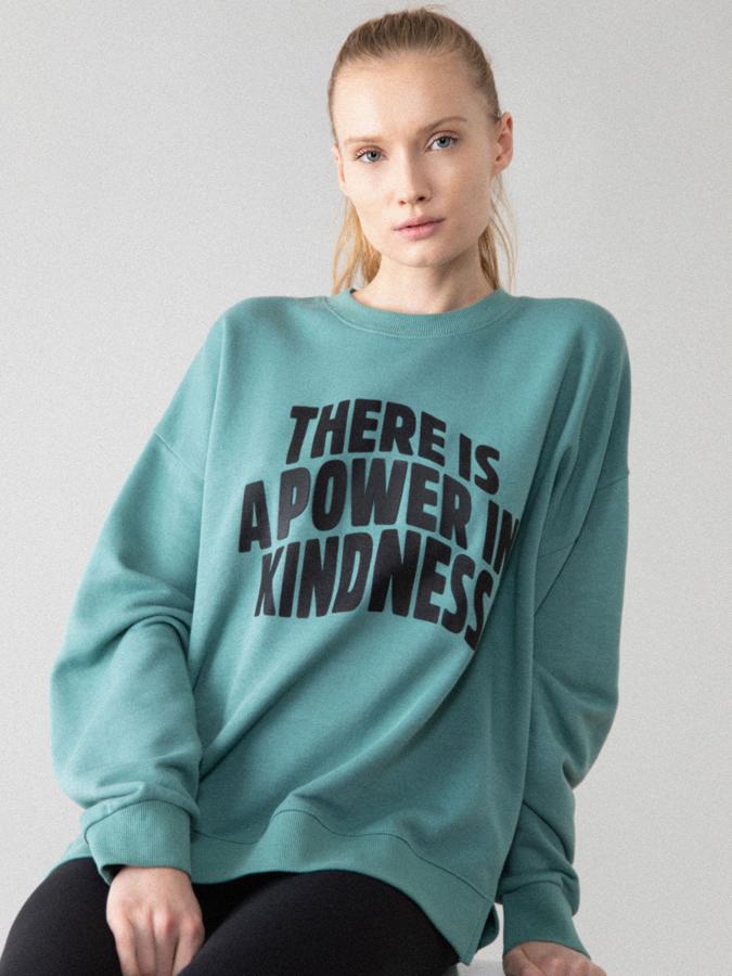 Con mangas largas, cuello redondo y bajo y puños elásticos, esta sudadera de Lefties en verde delavado y de corte holgado está confeccionada en tejido suave y tiene un precio de 6,99 euros. Está disponible en las tallas S, M y L.