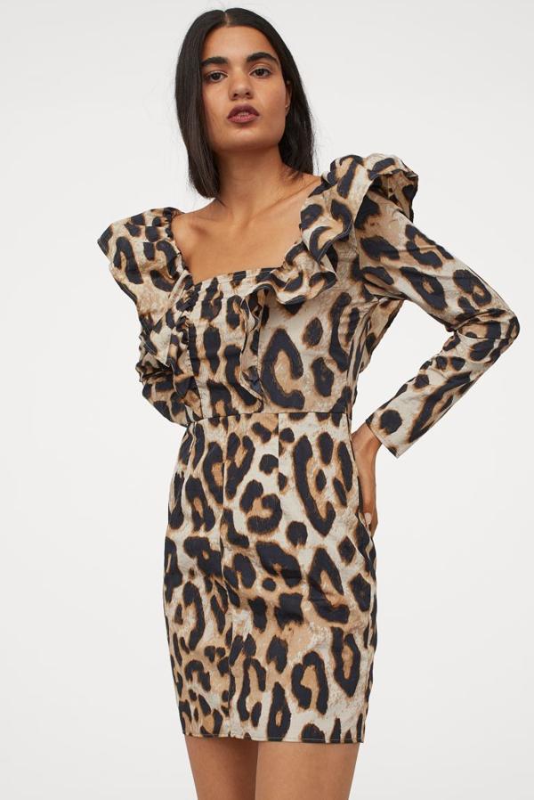 Diseño corto en nylon para este vestido en estampado de leopardo con escote cuadrado y maxivolantes que se prolongan por la espalda. Con mangas largas abullonadas con elástico en los hombros y costura en la cintura está disponible entre las tallas 32 y 50 y de 29,99 euros ha pasado a costar 8,99 euros.