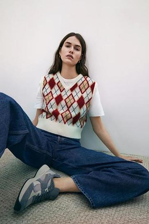 Chaleco de rombos de Zara (25.95 euros).