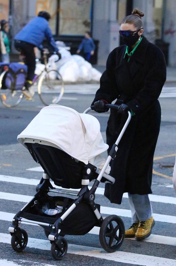 Con un abrigo masculino de hombreras anchas, pantalones vaqueros rectos y un par de Dr. Marens amarillas.