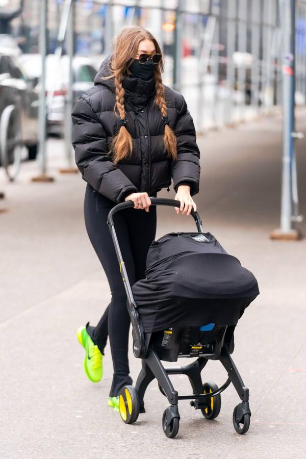 con un giro muy deportivo, combinando mallas elásticas con un anorak de plumas corto y zapatillas en tonos neon.